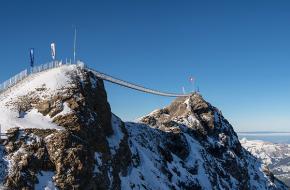De hangbrug tussen twee bergtoppen. Foto: glacier3000.ch