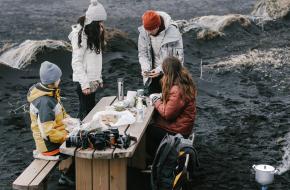 Wandelaars eten in de bergen