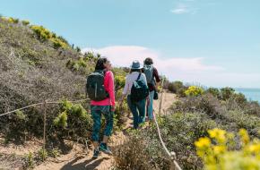 een groep wandelaars op een onverhad wandelpad