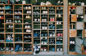 Schoenen in een schoenenkast
