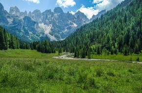 Foto door Lorenza Magnaghi; pexels pexels.com/nl-nl/foto/majestueus-berglandschap-in-de-dolomieten-met-weelderig-groen-33037021/