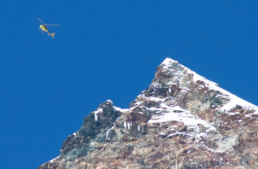 Sir Richard Branson in de heli rond de top van de Matterhorn