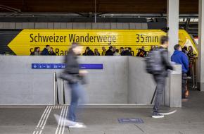 De trein werd feestelijk ingehuldigd op het drukke station van Zürich. Foto: SBB - Schweizer Wanderwege speciale locomotief wanderwege SBB
