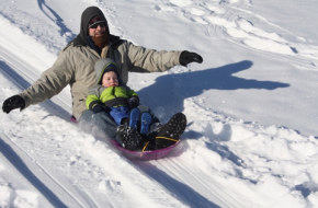 De sleebaan: sleeën, familiepret, wintersport