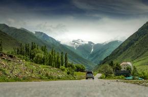 een auto op een bergweg 