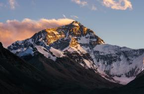 Photo by Weichao Deng on Unsplash de mount everest in de avondzon