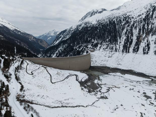 uitzicht op het Schlegeis-stuwmeer zonder water, maar met sneeuw