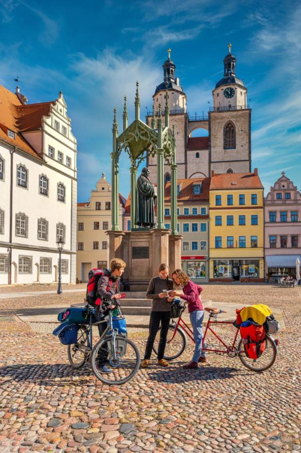Pauze in Lutherstad Wittenberg ©WelterbeRegion Anhalt-Dessau-Wittenberg e.V., Uwe Weigel, 2022 fietsers op het marktplein van Wittenberg