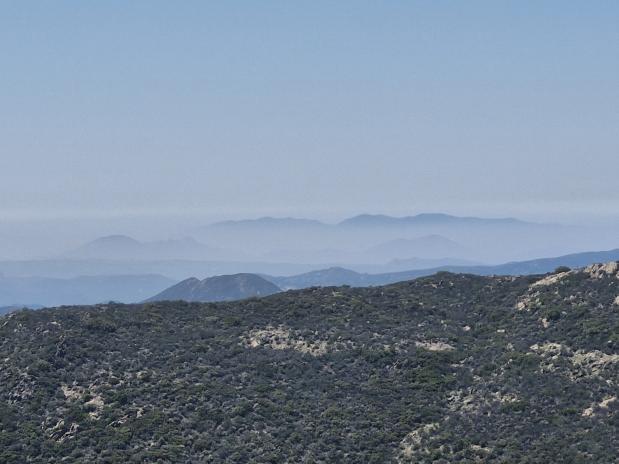 De bergtoppen aan de horizon waren gehuld in een blauwe mist. wandelen over de PCT