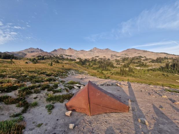 Thomas' tentje in het licht van de ondergaande zon