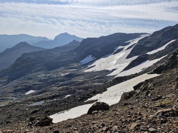 sneeuwvelden hoog in de bergen langs de pct