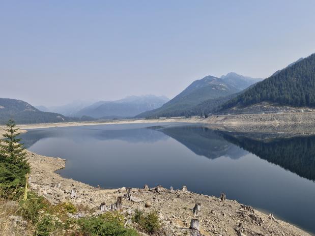 Het spiegelende Keechelus Lake Het spiegelende Keechelus Lake