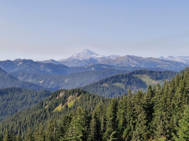 uitzicht opp de bergen in de verte