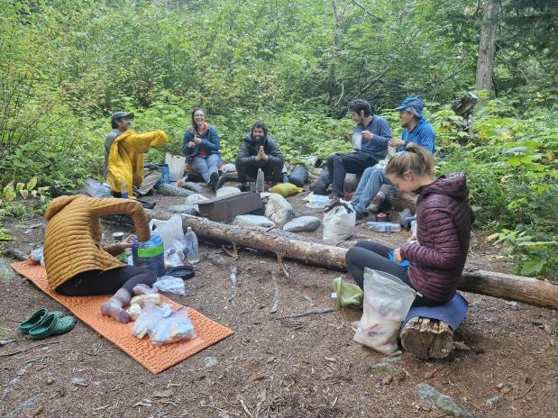 groep hikers eet samen op de PcT