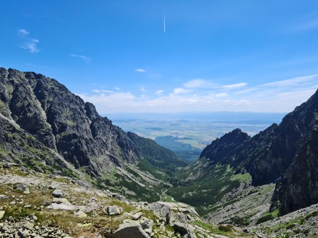 In de verte ligt de vallei die de Hoge van de Lage Tatra scheidt er vredig bij in de stralende middagzon