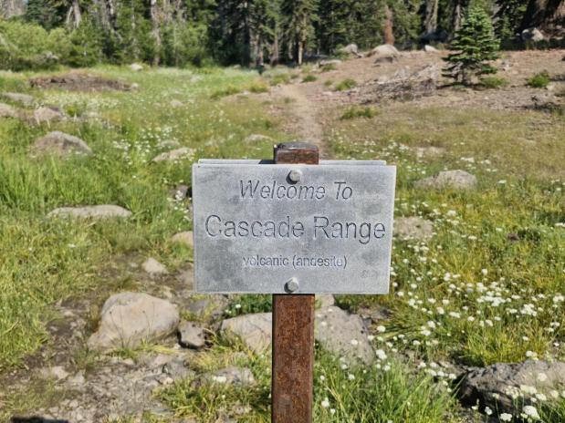Een bordje markeert het begin van de Cascade Mountain Range