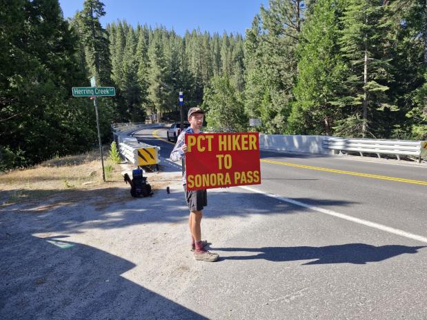 Thomas probeert met een handig bord te liften.
