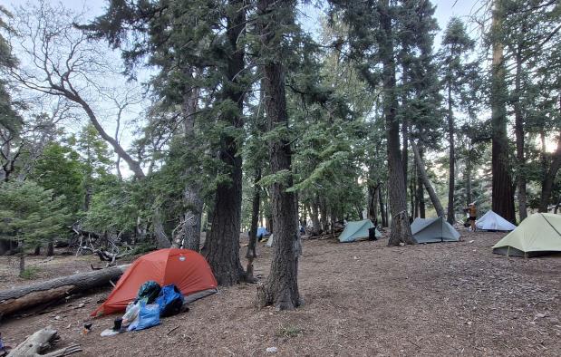 Er stonden al heel wat tenten op de kampplaats wandelen pct