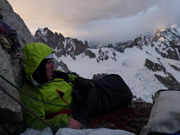 Niek tijdens een bivak in de route Divine Providence in het Mt Blanc massief - fotograaf J. Smit