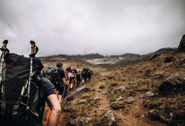 Bergbeklimmers in een ruig landschap 