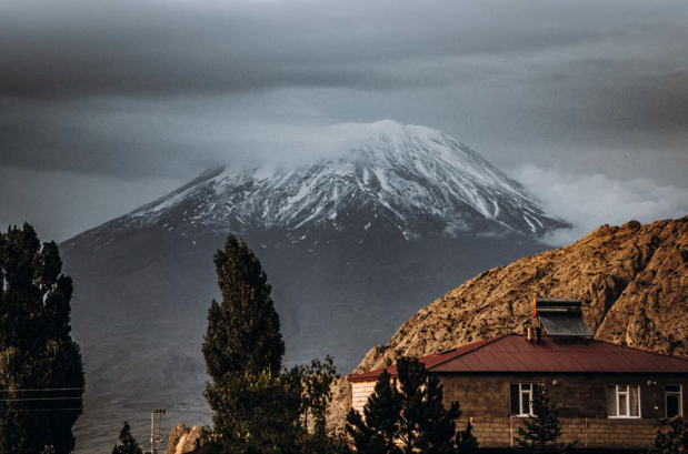 Besneeuwde berg in een donkere wolkenlucht