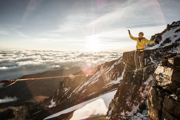 Stephan Siegrist op de hoogste highline ooit, bij de Kilimanjaro (Mammut)