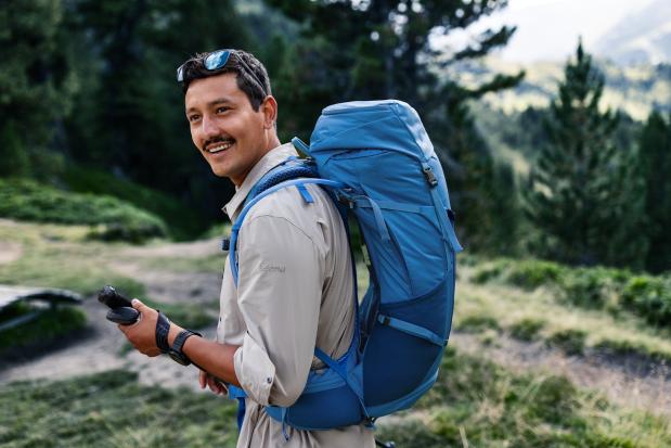 Het Aircomfort rugsysteem zorgt voor een ventilatieopening tussen je rug en je rugzak. Foto Thomas Marzusch man met een blauwe futura pro rugzak van deuter op zijn rug
