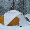 Winterkamperen in een tent in de sneeuw. Foto Fenneke Visscher